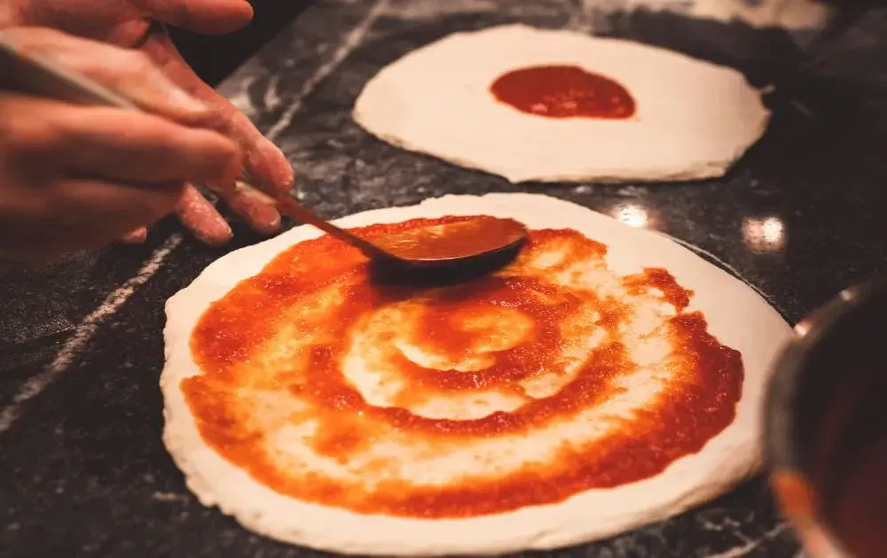 Jak przygotować sos do pizzy jak z pizzerii – sekrety smaku idealnego