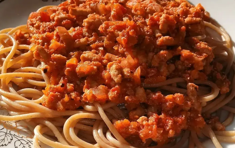 Pyszny przepis na spaghetti z mięsem mielonym bez pomidorów, który zaskoczy smakami