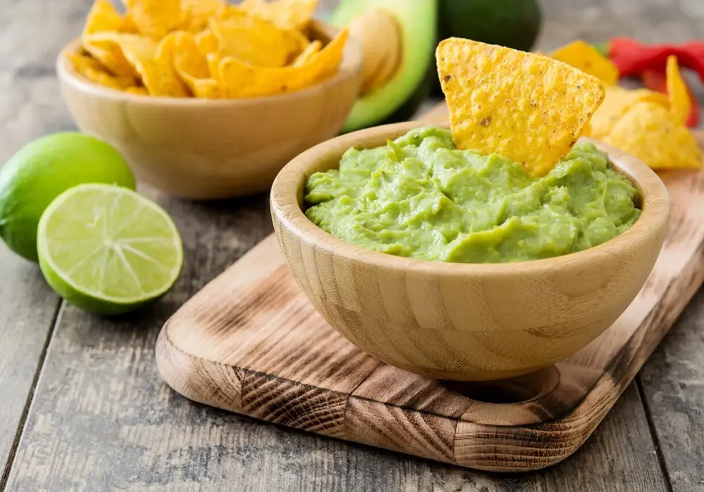 Z czym się je guacamole? Odkryj najlepsze połączenia smakowe