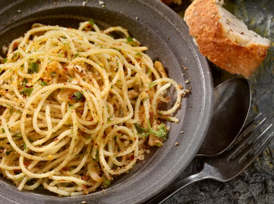 Spaghetti aglio e olio – prosty przepis na włoskie danie, które zachwyca