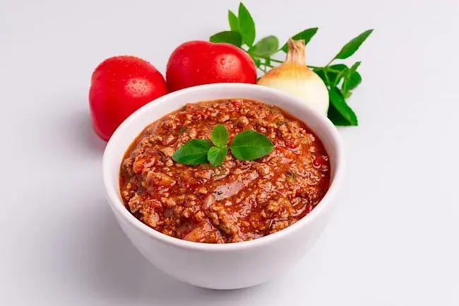 Ile kalorii ma sos do spaghetti z mięsem mielonym? Zaskakujące wartości!