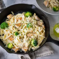 Pyszne spaghetti z brokułami i kurczakiem - łatwy przepis na obiad