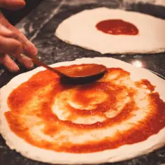 Jak przygotować sos do pizzy jak z pizzerii – sekrety smaku idealnego