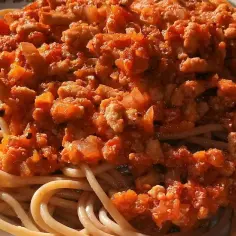 Pyszny przepis na spaghetti z mięsem mielonym bez pomidorów, który zaskoczy smakami