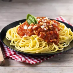 Spaghetti bolognese w Żabce: aktualne ceny i promocje, które musisz znać