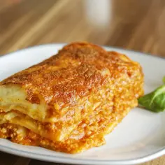 Jak zrobić lasagne z mięsem mielonym i sosem bolognese - prosty przepis