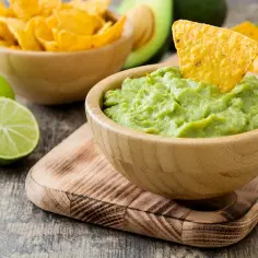 Z czym się je guacamole? Odkryj najlepsze połączenia smakowe