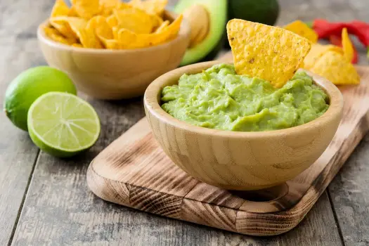 Z czym się je guacamole? Odkryj najlepsze połączenia smakowe