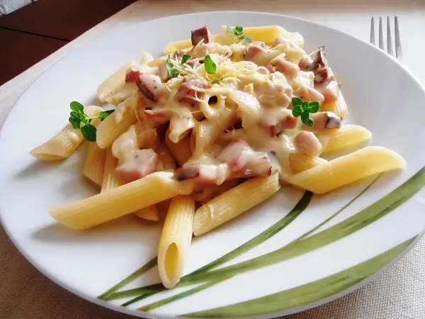 Pyszna carbonara z penne – łatwy przepis na włoską klasykę