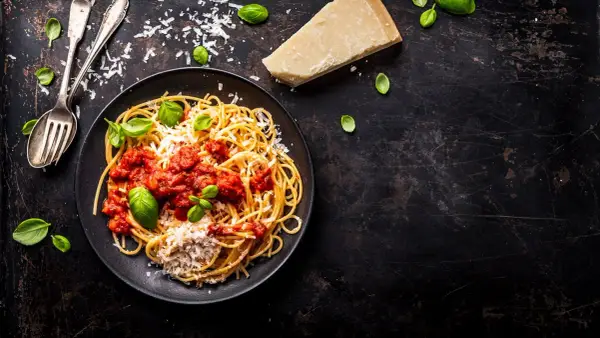 Kalorie sosu spaghetti: ile naprawdę mają różne sosy?